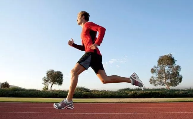 صورة يعتبر الجري للمسافات المتوسطة من السباقات التي ترتبط بعنصر الجلد والتحمل العضلي