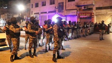 صورة القبض على 44 شخصاً شاركوا بأعمال شغب بالأردن.. وإيقاف منصة تيك توك- صور
