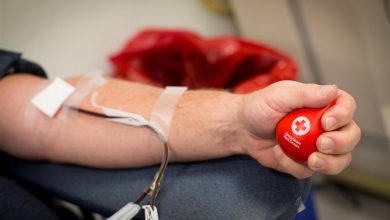 صورة لكيلا تتكون جلطة دموية؛ يجب التأكد من فصائل دم كل من المريض والمتبرع قبل عملية نقل الدم .