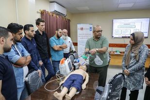 صورة إطلاق برنامج تدريبي ل100طبيب وممرض على بروتوكولات الطوارئ بغزة