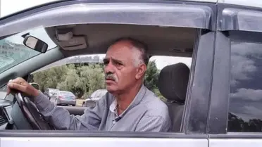 صورة أستاذ جامعي يمني يتحول إلى سائق باص بسبب الحوثي