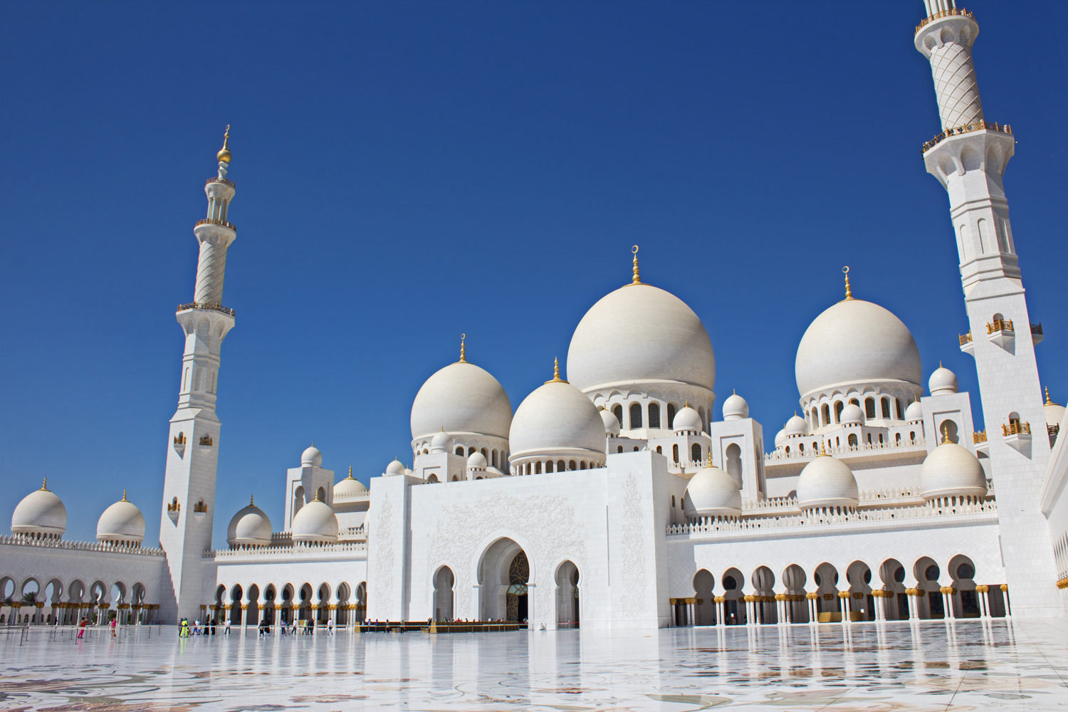 صورة كم يبلغ ارتفاع مآذن جامع الشيخ زايد الكبير بـأبي ظبي؟