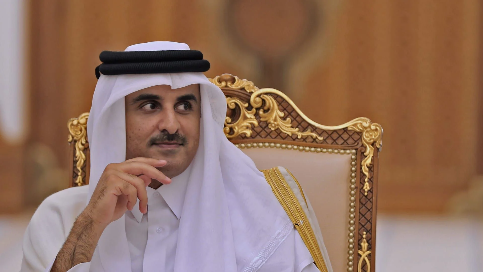 صورة أمير قطر يصل القاهرة والرئيس السيسي في مقدمة مستقبليه