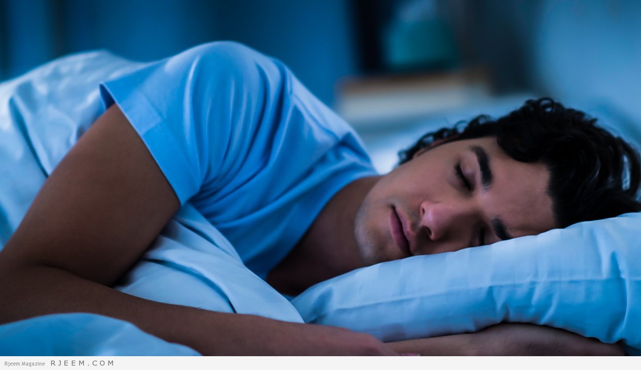 صورة طريقة النوم الصحيحة لتقليل آلام الظهر والرقبة