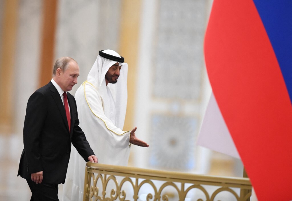 صورة قرقاش يعلق على زيارة رئيس الإمارات إلى روسيا.. ويكشف موقف بلاده من الحرب في أوكرانيا
