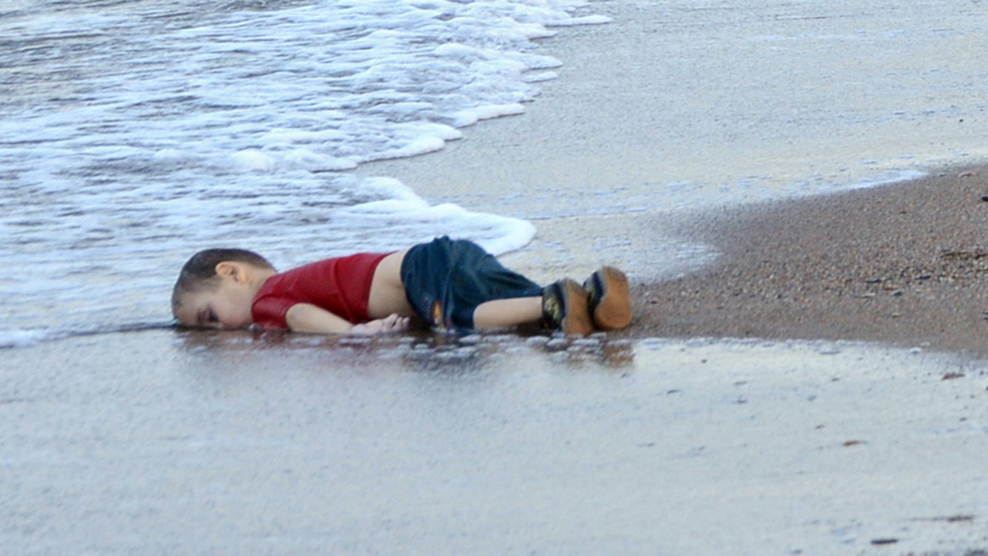 صورة العثور علي جثمان طفل متحلل على شاطئ جزيرة يونانية