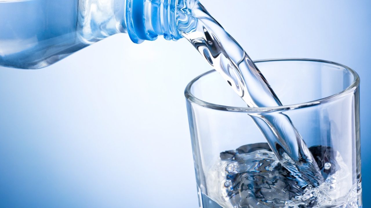 صورة يحتاج الرياضي إلى شرب لتر من الماء يوميا فإذا كانت علبة الماء تحتوي لتر من الماء فكم علبة سيحتاج منها