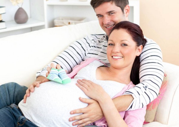 صورة طرق تعامل الزوج مع زوجته الحامل في الفراش