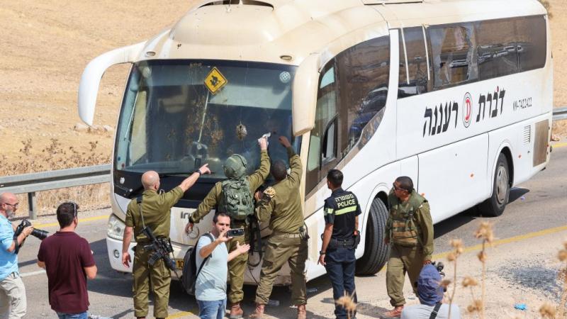 صورة بالصور والفيديو: هجوم مسلح على حافلة تقل جنودا إسرائيليين في غور الأردن.. والكشف عن عدد المصابين