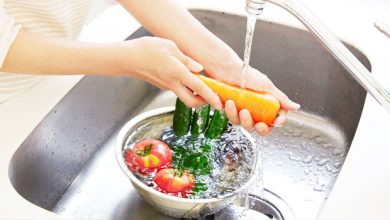 صورة كيف تغسل الخضروات الجذرية