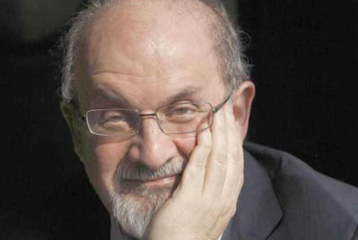صورة تطورات جديدة بشأن الحالة الصحية للكاتب سلمان رشدي