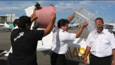 صورة سبب رش الماء على الطيار بعد الطيران