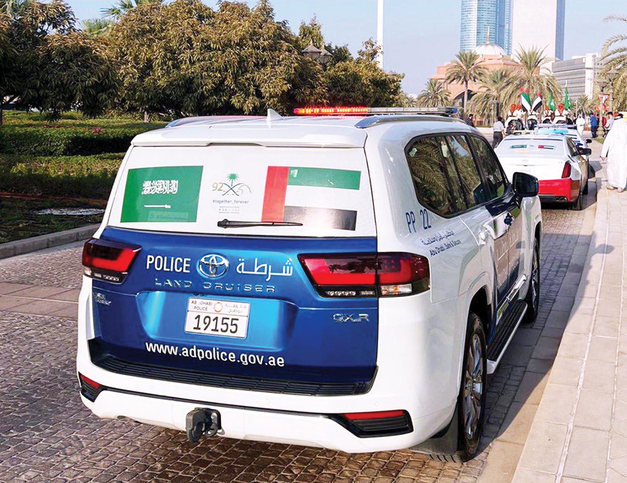 صورة دوريات شرطة أبوظبي تتزين بشعار معاً أبداً احتفاءً باليوم الوطني