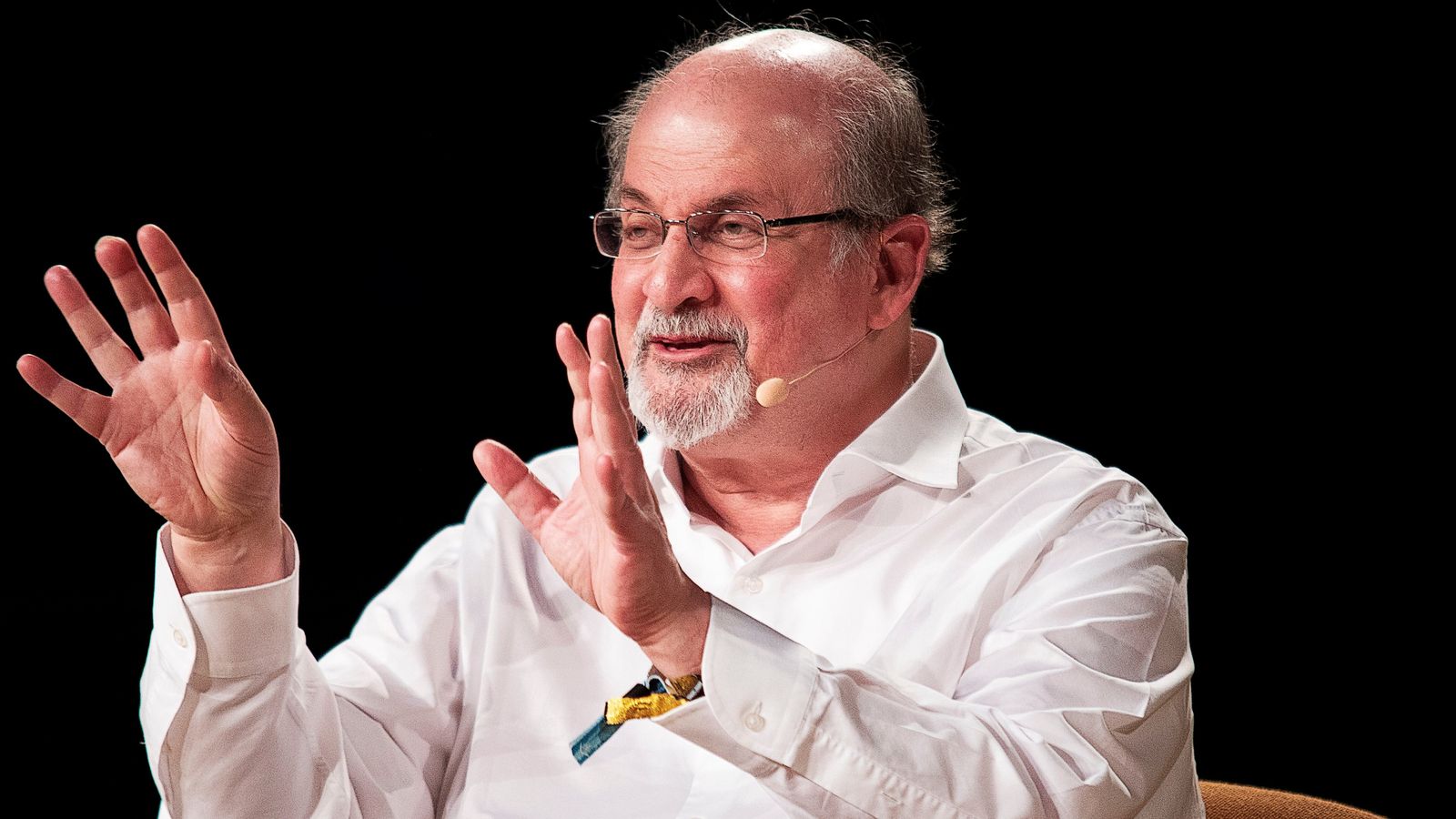 صورة سبب وفاة سلمان رشدي مؤلف كتاب ايات شيطانية