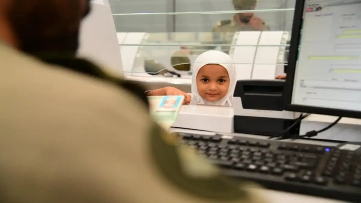 صورة طفلة باكستانية أصغر حاجة تصل إلى المملكة هذا العام 2022