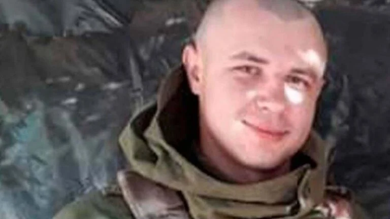 صورة جندي أوكراني أصبح حديث الإعلام وشبكات التواصل.. ماذا فعل؟