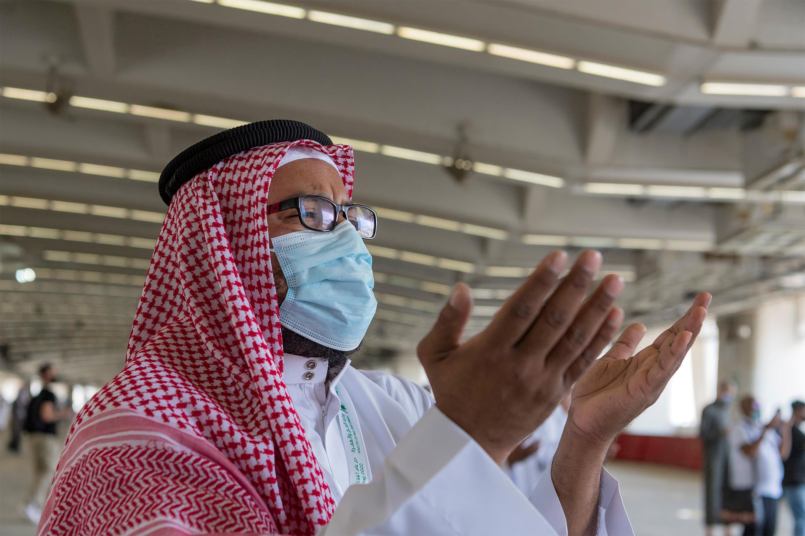 صورة استمرار التباعد وإرتداء الكمامات في المساجد السعودية