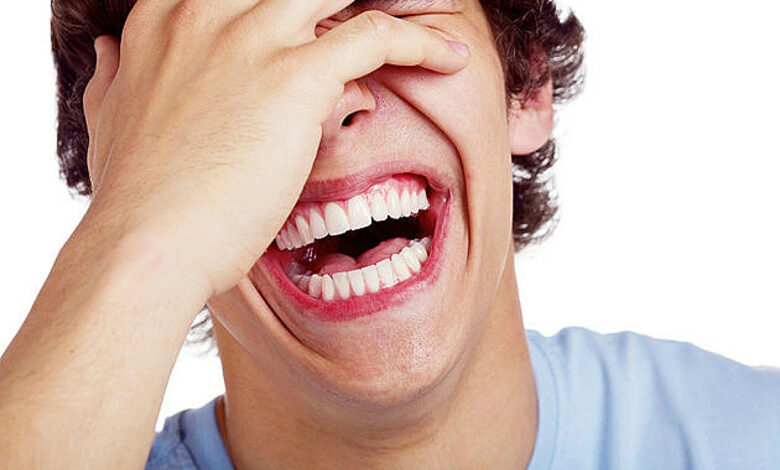صورة ماذا يقول العلماء عن الضحك