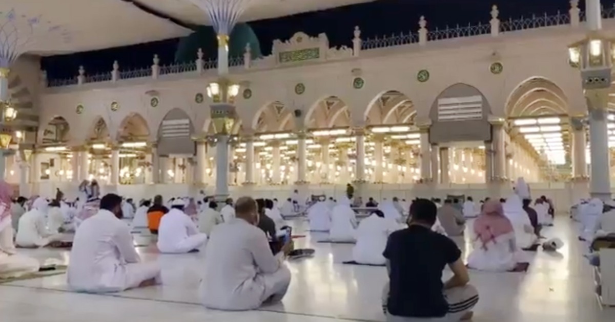 صورة المسجد النبوي يكمل استعداداته لاستقبال أعداد المصلين بكامل طاقته الاستيعابية