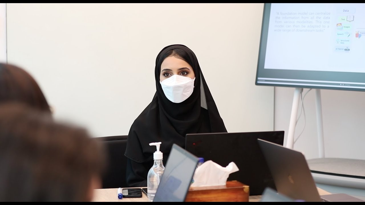 صورة من هي اول اماراتيه تحصل على درجة الدكتوراه في الذكاء الاصطناعي