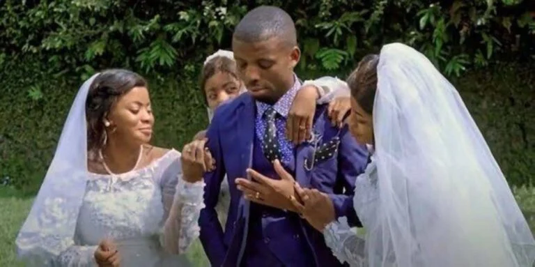 صورة شاب إفريقي يتزوج من 3 شقيقات توأم في وقت واحد
