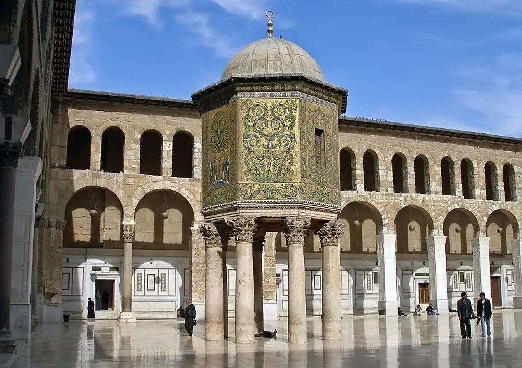 صورة بنى الخليفة عمر بن عبدالعزيز الجامع الأموي في دمشق