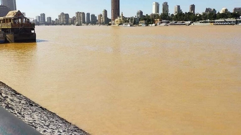 صورة تغير لون نهر النيل في مصر.. والسلطات توضح