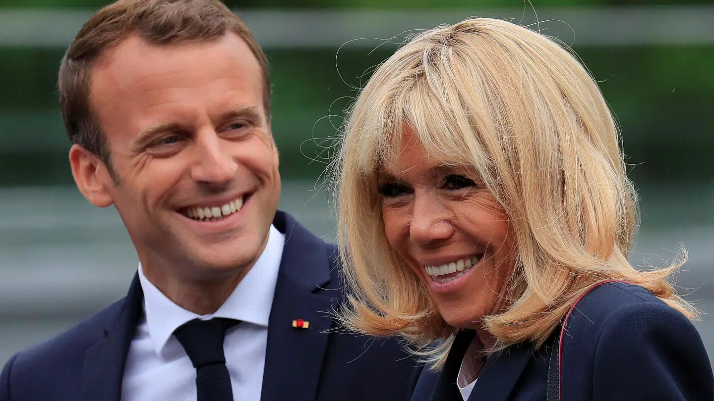 صورة كم فرق العمر بين رئيس فرنسا وزوجته
