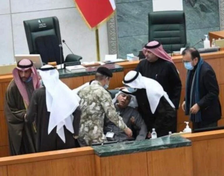 صورة أمين مجلس الأمة الكويتي عادل اللوغاني يتعرض للإغماء