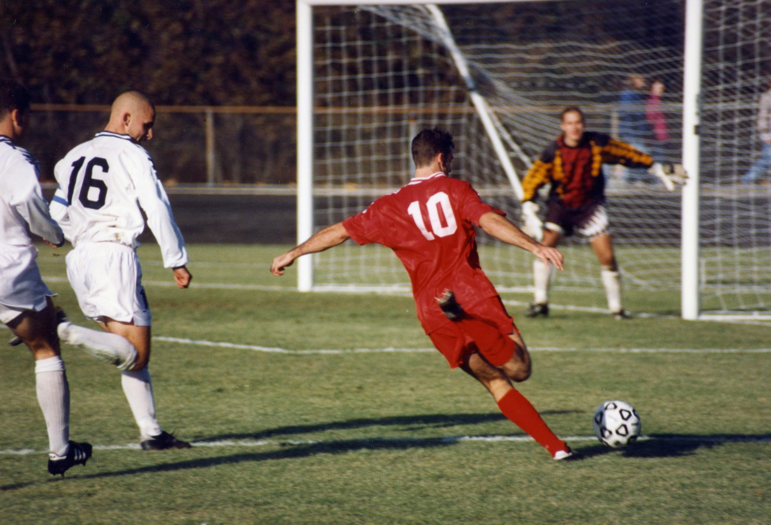 صورة عند قيام اللاعب بإرسال الكرة يتم احتساب خطأ عليه اذا لامست قدمه خط البداية او تعداه
