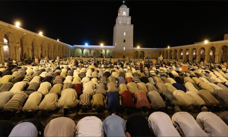 صورة من هو الخليفة الذي جمع المسلمين لصلاة التراويح