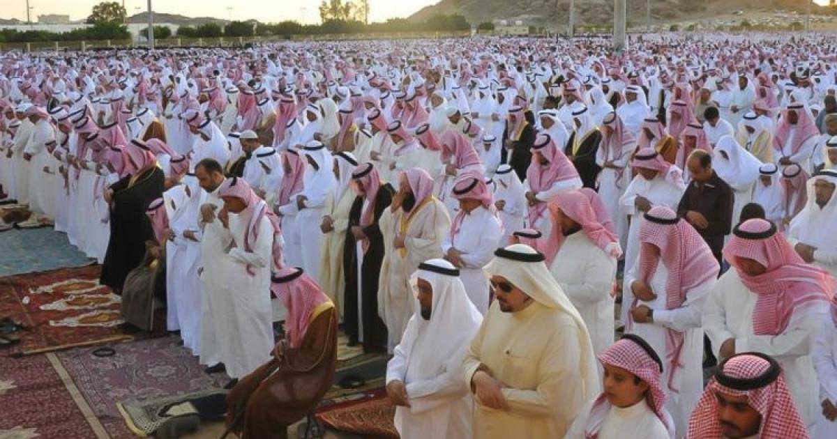 صورة الساعة كم صلاه العيد في الرياض