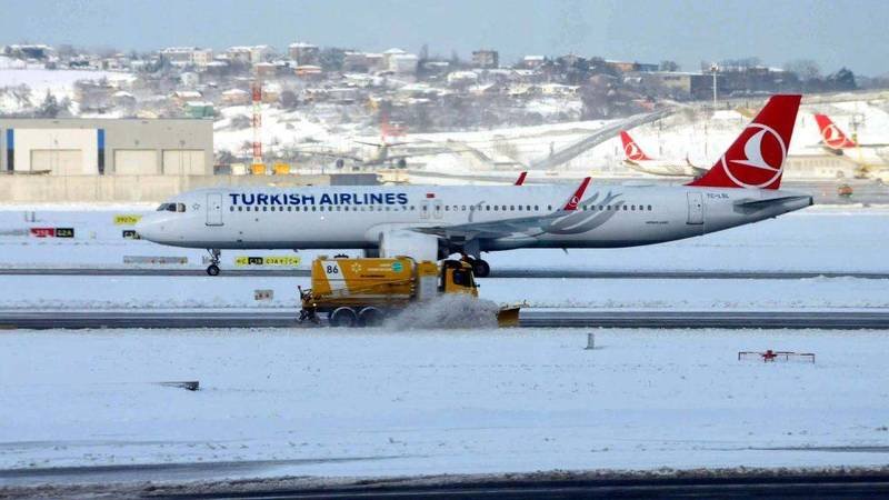 صورة مطار إسطنبول الدولي يعلق عملياته مؤقتًا نتيجة الثلوج الغزيرة