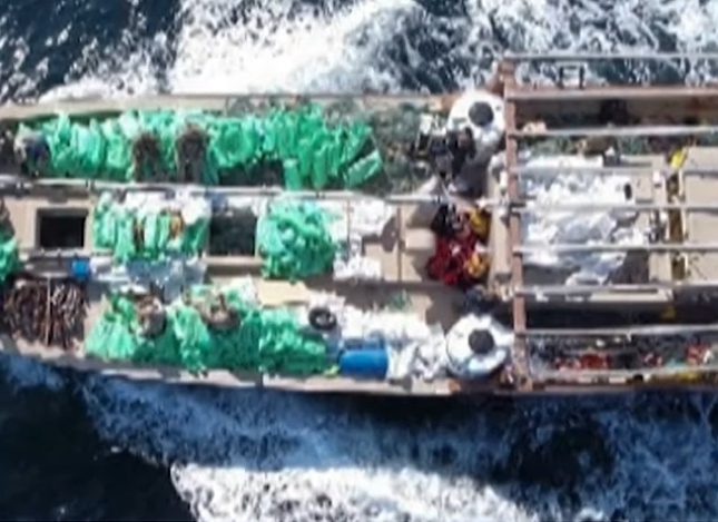 صورة البحرية الأمريكية تعترض سفينة على متناها أسلحة في طريقها لمليشيا الحوثي قادمة من إيران