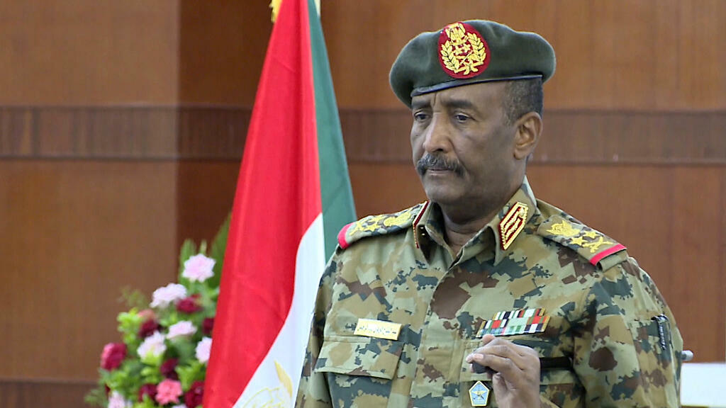 صورة عبد الفتاح البرهان رئيس مجلس السيادة الانتقالي يعلن حالة الطوارئ فى السودان