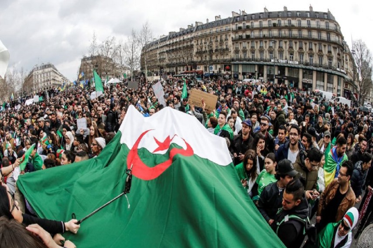 صورة فرنسا تعتذر للجزائرينين عن الجرائم المرتكبة بحقهم عام 1961فماذا يستفيد الجزائريين