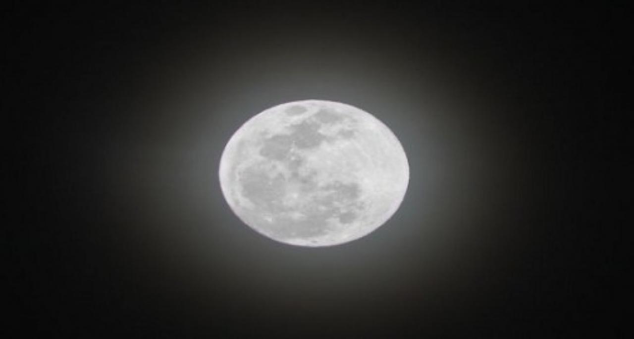 صورة يرى ياسر قمرا كاملا كم من الوقت يحتاج حتى يكتمل القمر مره اخرى