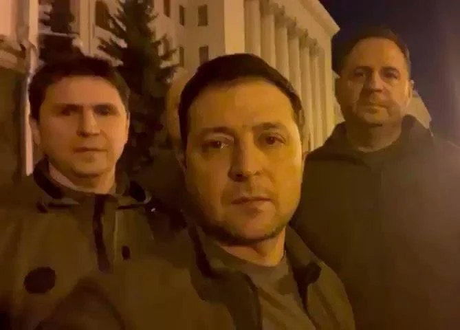 صورة الرئيس الأوكراني ينشر مقطع فيديو من شوارع كييف معلقًا: نحن هنا للدفاع عن بلادنا