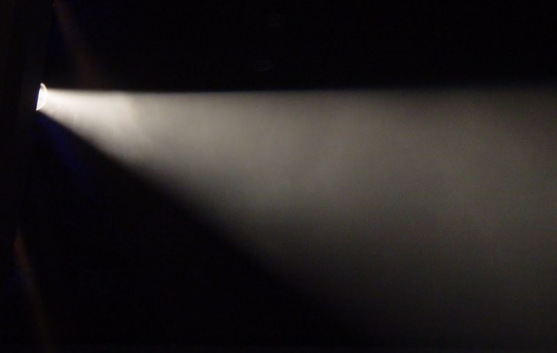 صورة ما المسار الذي يسلكه الضوء خلال انتقاله في الهواء