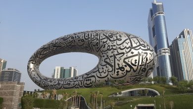 صورة ما هي الكلمات المكتوبة على واجهة متحف المستقبل في دبي