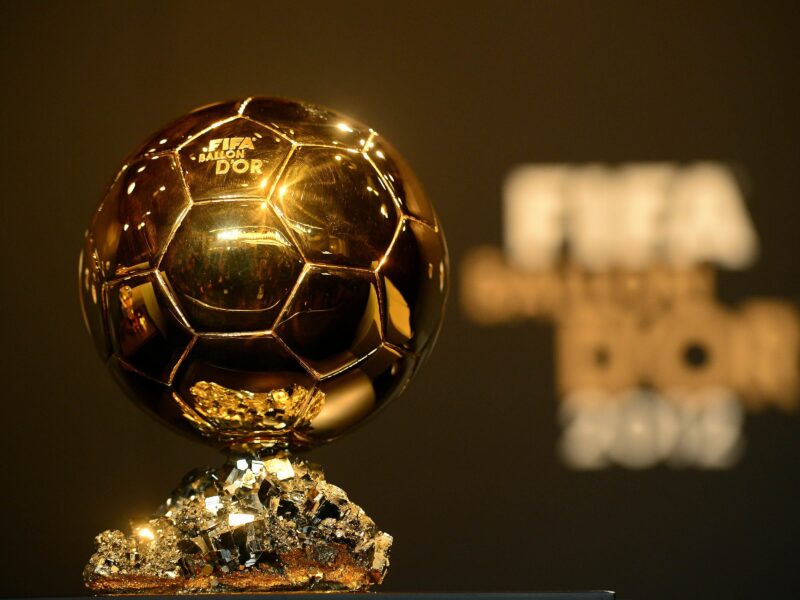 صورة الفرق بين الكرة الذهبية وجائزة الفيفا