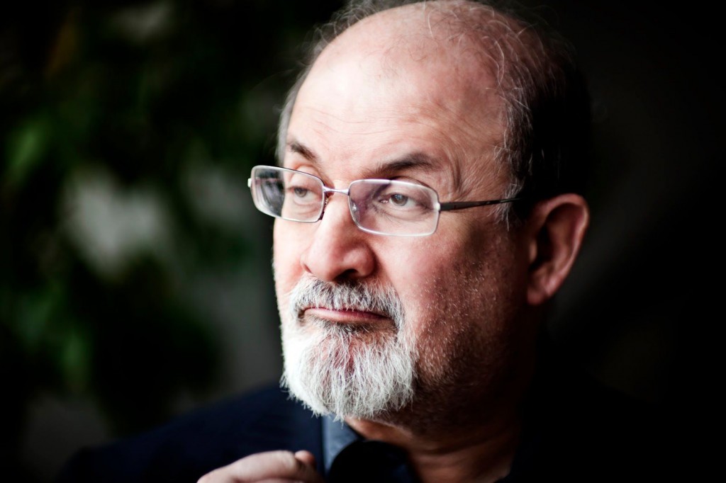 صورة سلمان رشدي عائد للكتابة.. صديقه يكشف جديداً عن حالته