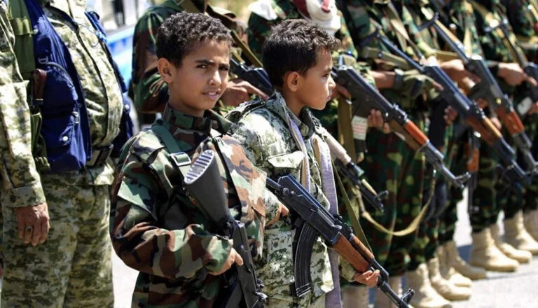 صورة تقرير للأمم المتحدة توثق استغلال الحوثي للأطفال في الحرب.. والتسبب في مقتل عدد كبير منهم
