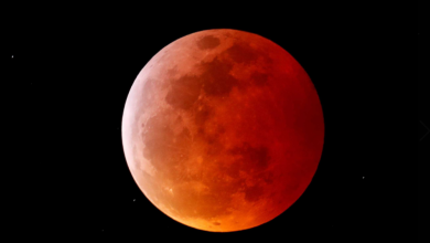 صورة فسر لماذا يبدو القمر احمر اللون في اثناء الخسوف
