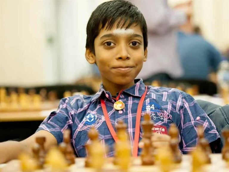 صورة شاب هندي يهزم بطل العالم في الشطرنج لـ 5 مرات على التوالي