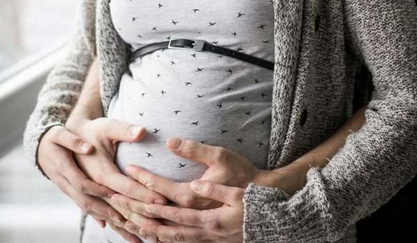 صورة هل زيادة حركة الجنين من علامات الولادة
