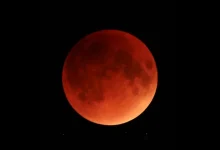 صورة هل ظهور القمر الدموي من علامات الساعة