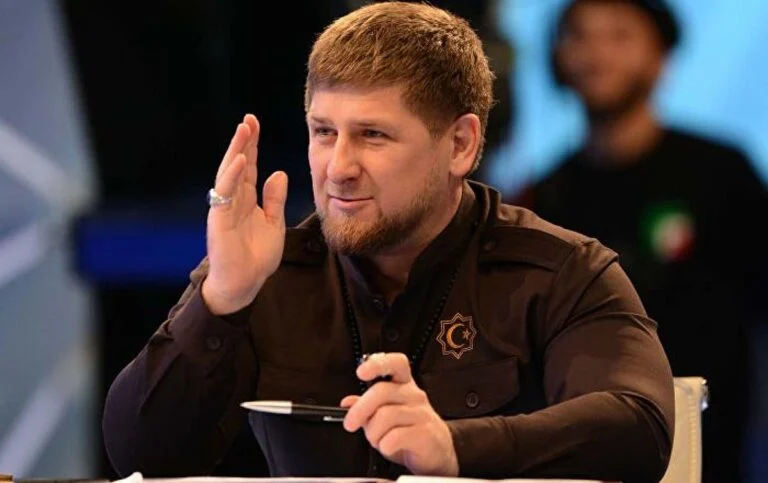 صورة الرئيس الشيشاني يعلق ساخرًا من العقوبات الأمريكية على روسيا